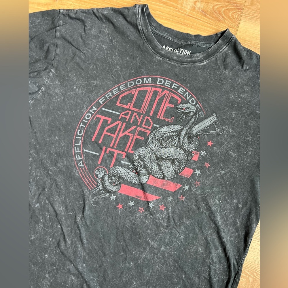 Affliction Freedom Defender “Come and Take It” Graphic Tee – Men’s 2XL